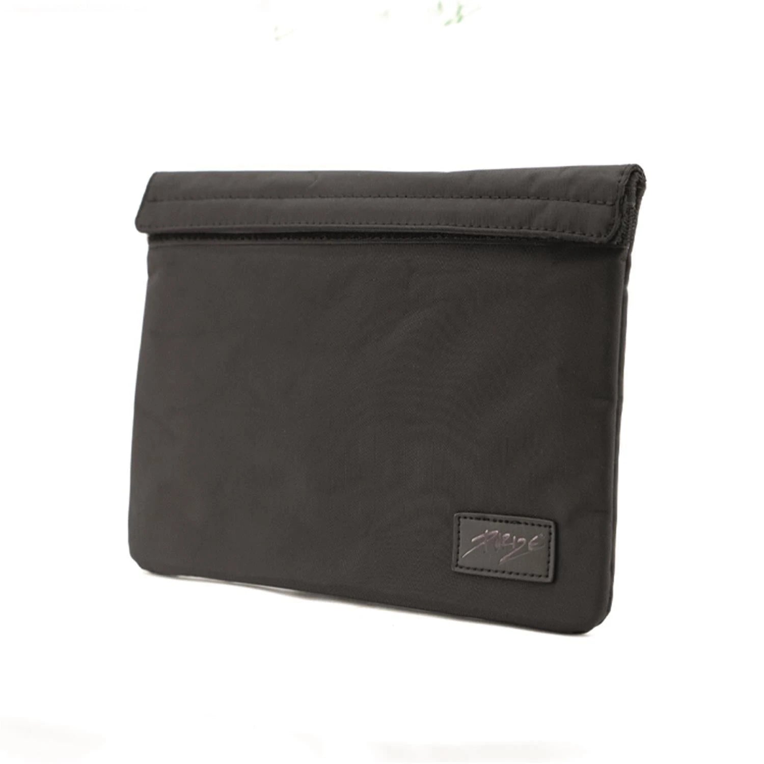PURIZE Aktivkohle-Tasche in Schwarz aus Nylon, geruchsdicht, Frontansicht geschlossen mit Klettlasche und PURIZE Logo-Patch